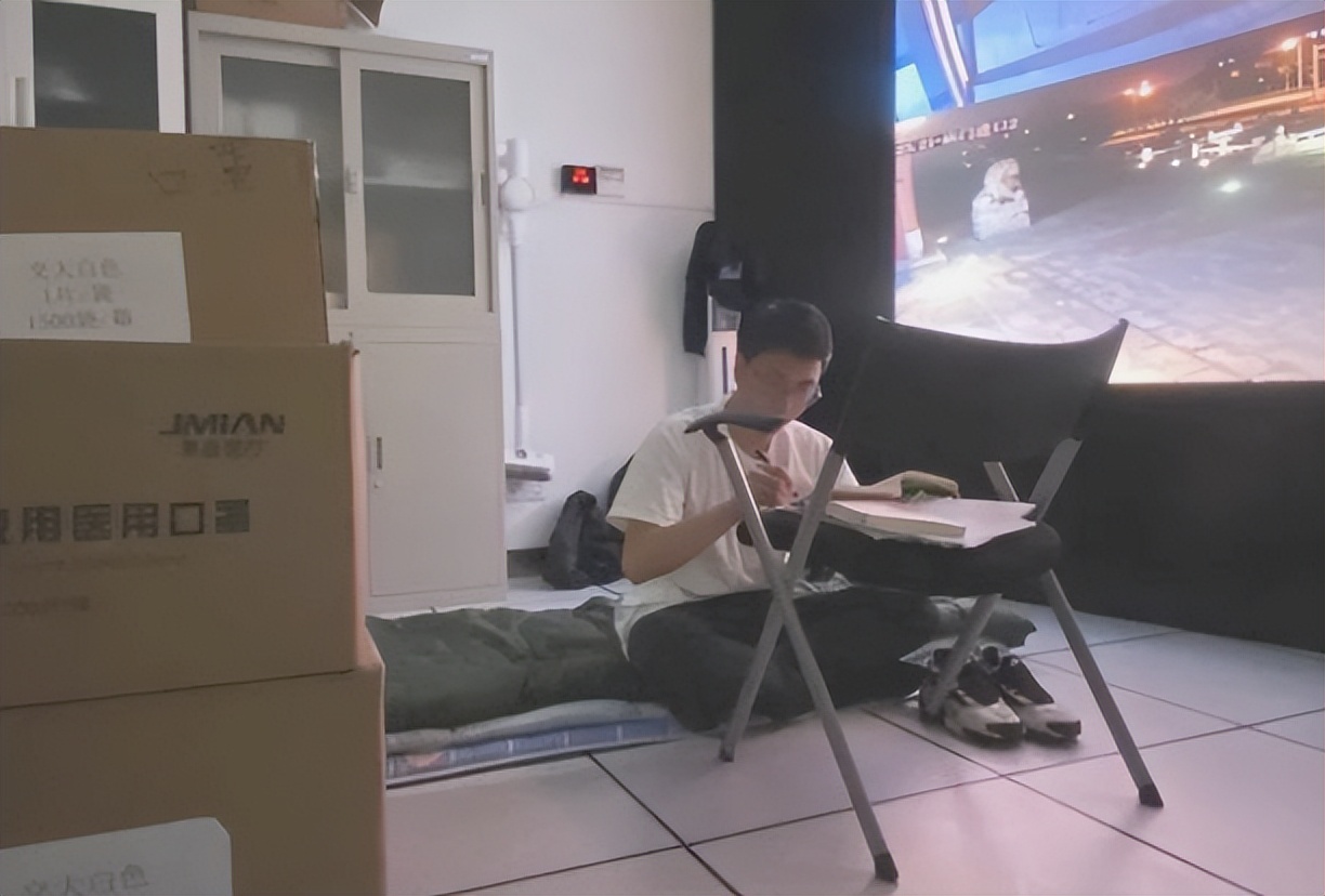 是逆袭，也是不认命！安保员考上上海交大研究生，网友直呼太励志