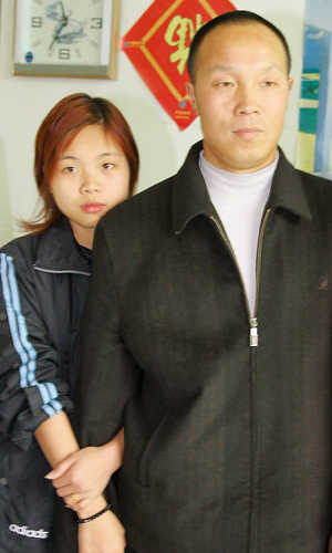 男子因杀妻被判15年，11年后“亡妻”突然回家，已和他人结婚生子