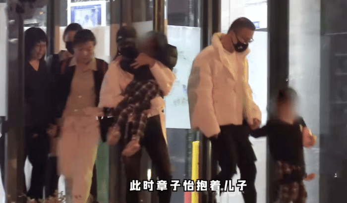 汪峰携家人看展被偶遇，从背后抱章子怡贴身热聊，儿子被赞超可爱
