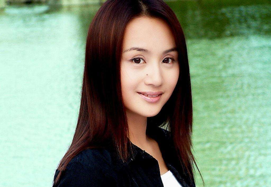 脸部肿成“馒头”，笑起来秒变“僵尸”，这些明星的脸到底咋了？