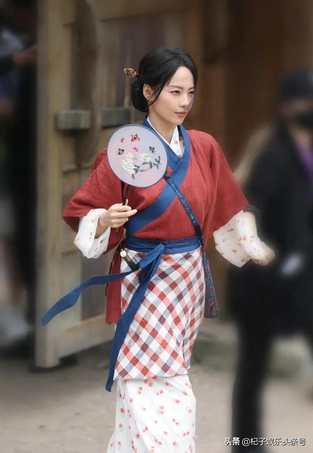 萌探剧照：杨颖cos郭芙蓉，张嘉倪cos佟掌柜，欧阳娜娜cos周芷若