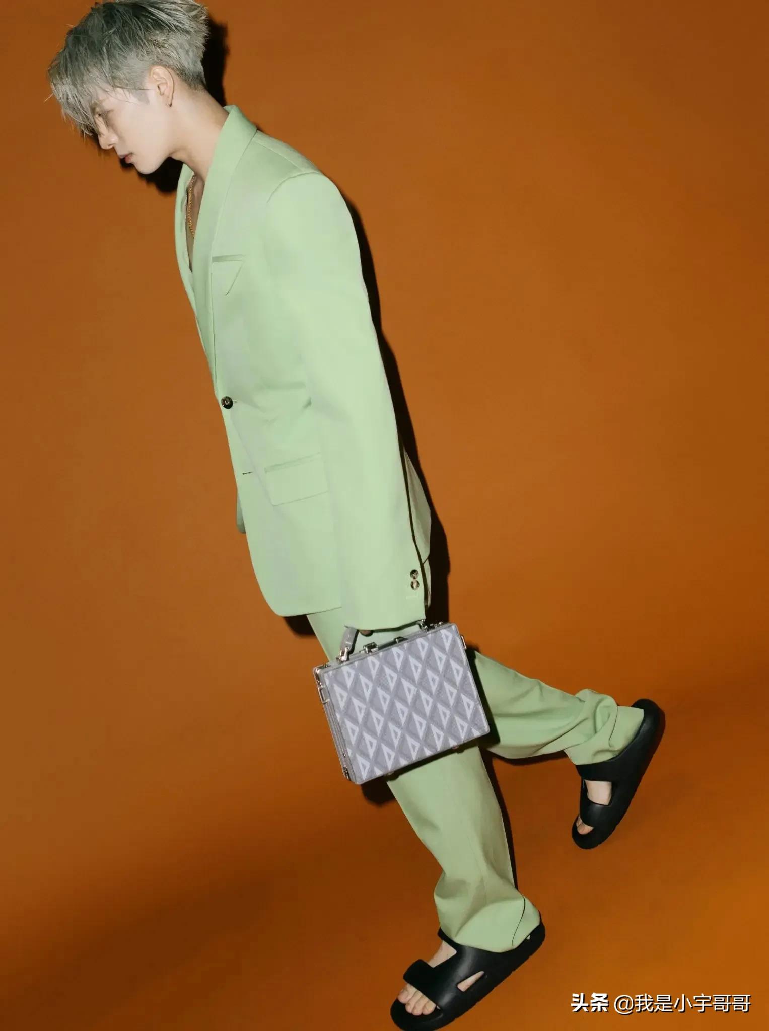 王嘉尔《CLASH》八月刊内页大片释出，尝试高跟鞋造型，时尚感强