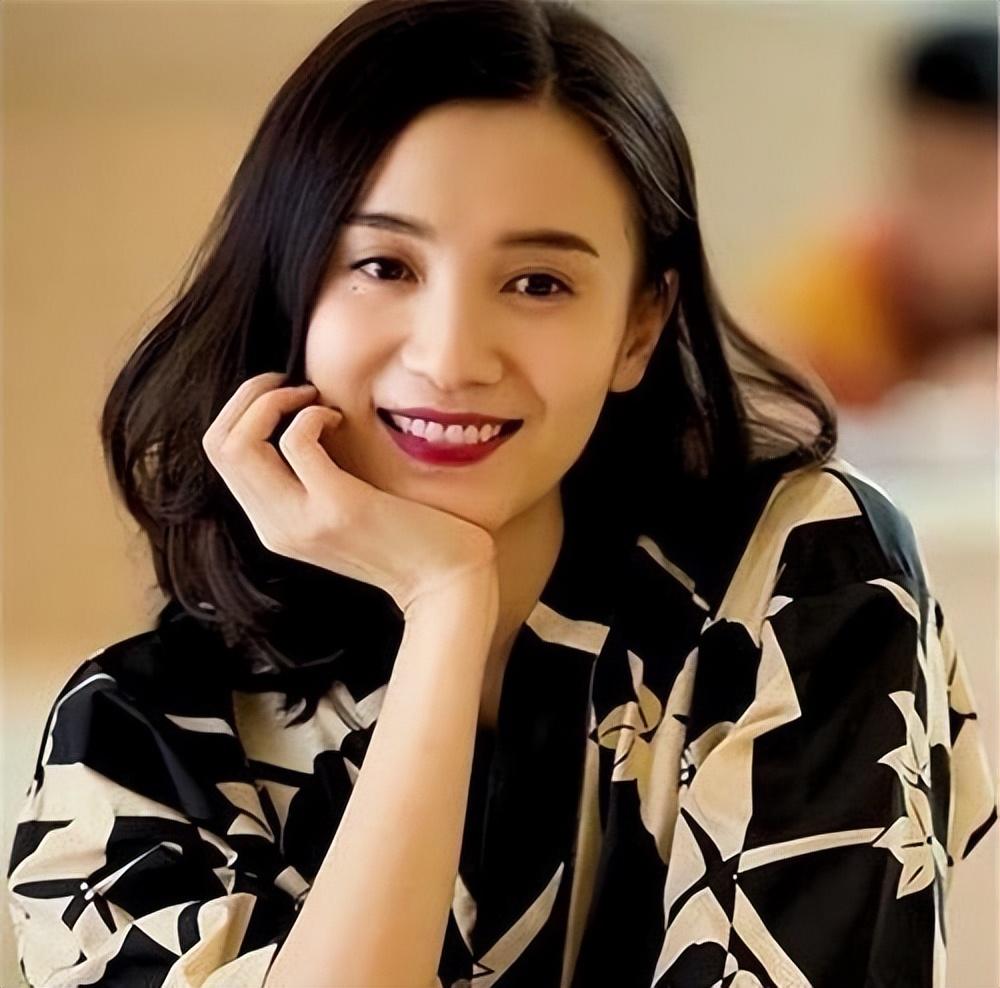 被4个男人狂追,和5婚导演同居5年,42岁还未婚的她究竟想要什么