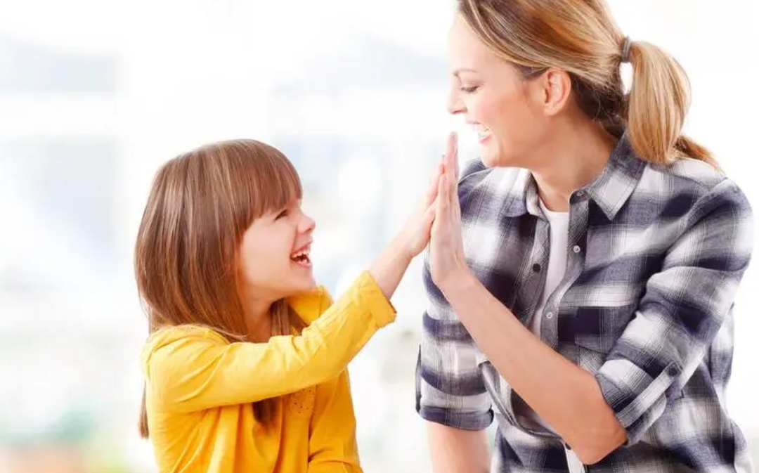 夸奖孩子你还只会说太棒了?把握两个原则,教你学会"花式"夸娃