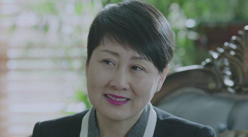 那张凯丽就是在一帮老戏骨里十分拉胯.