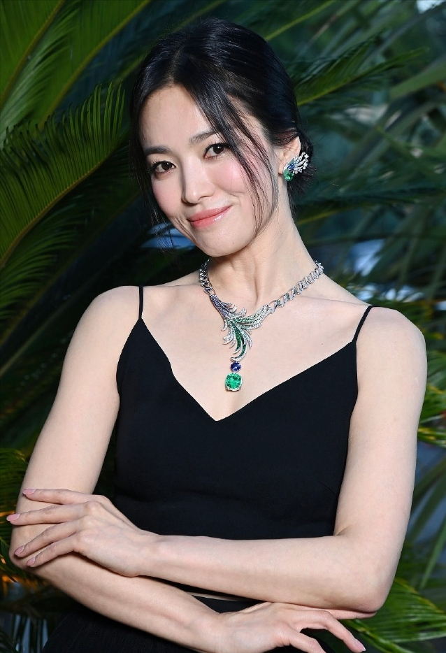 42岁宋慧乔外网生图翻车，法令纹多还地包天，被嘲有点儿凶相