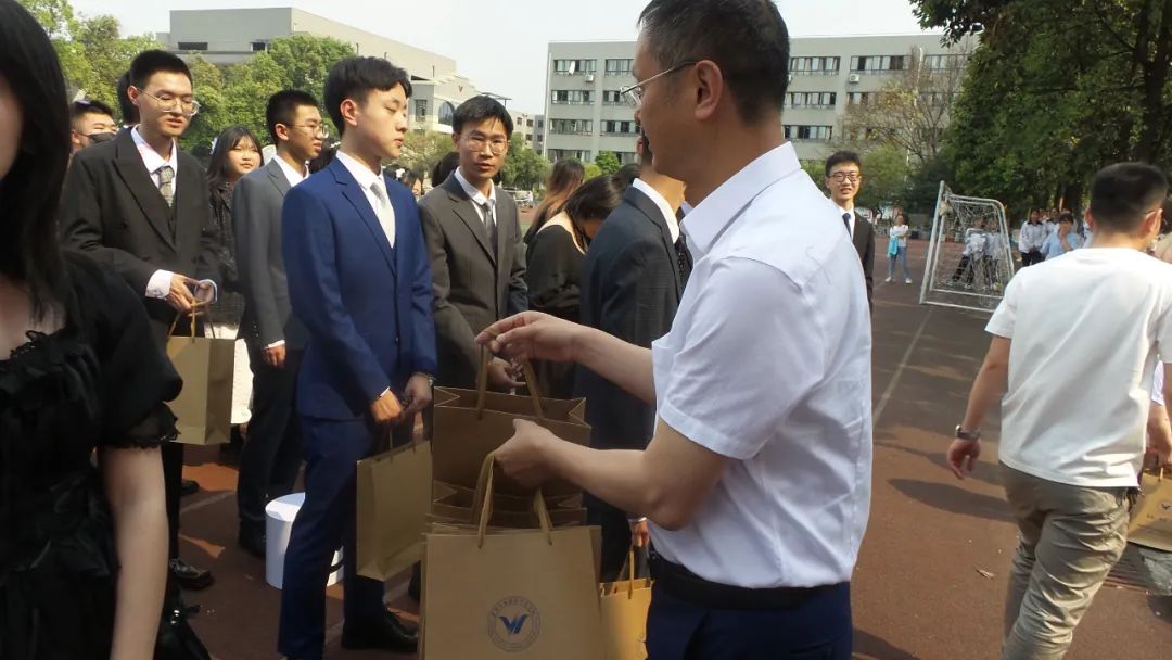 意义非凡！18岁与20岁的青春对话，成都盐外新阶段，学子的新起航