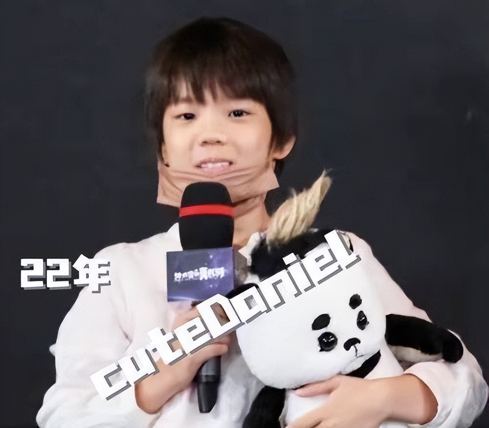 8岁嗯哼越长越帅！与陈思诚对接《孤勇者》暗号