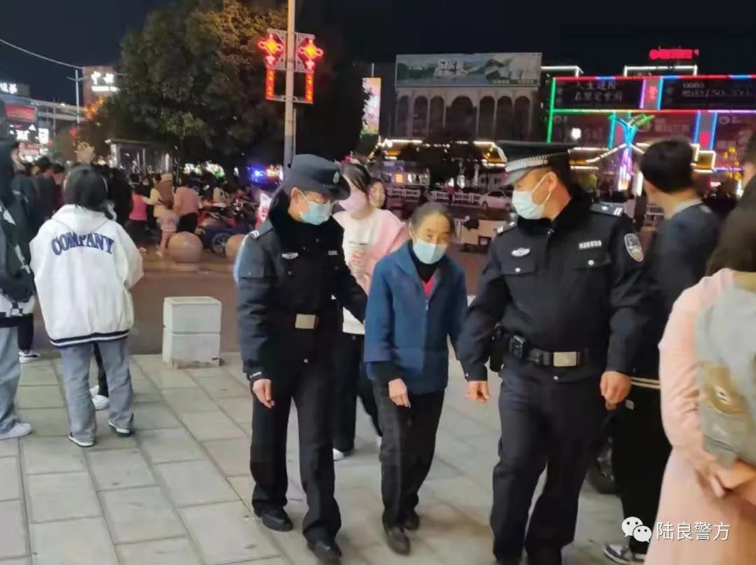 正月十六晚，民警护送老人回家团圆