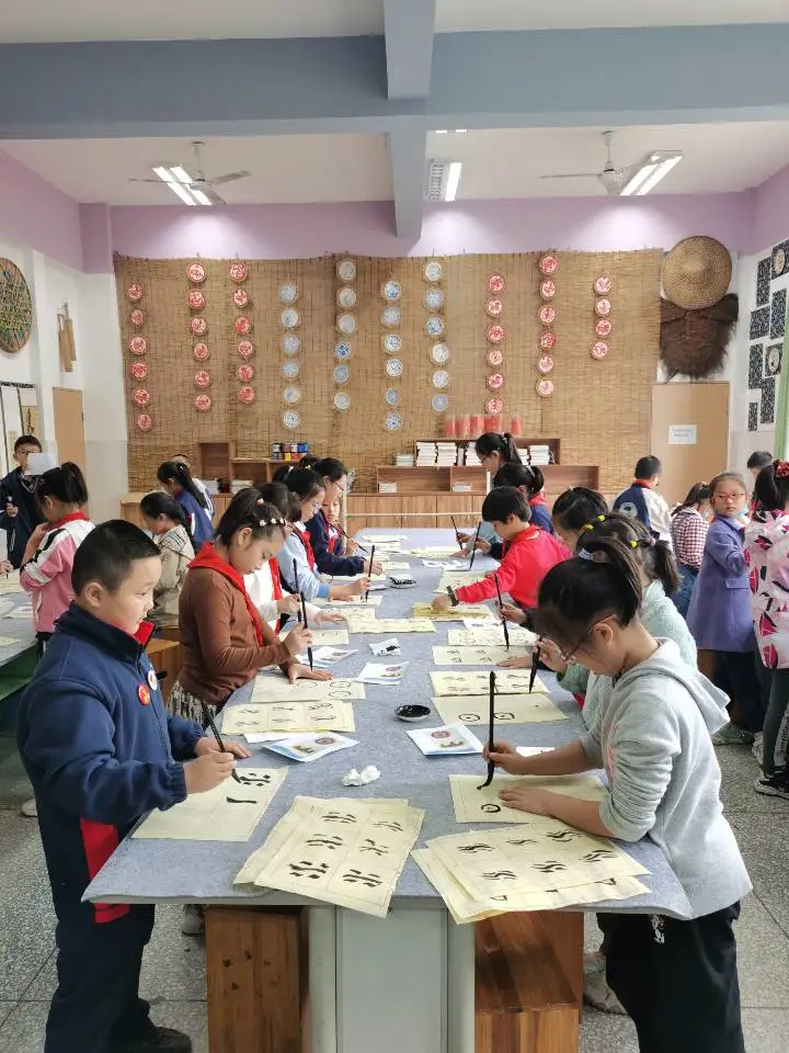 童年很短未来很长 小小画笔童心飞扬——川大西航港实小社团活动