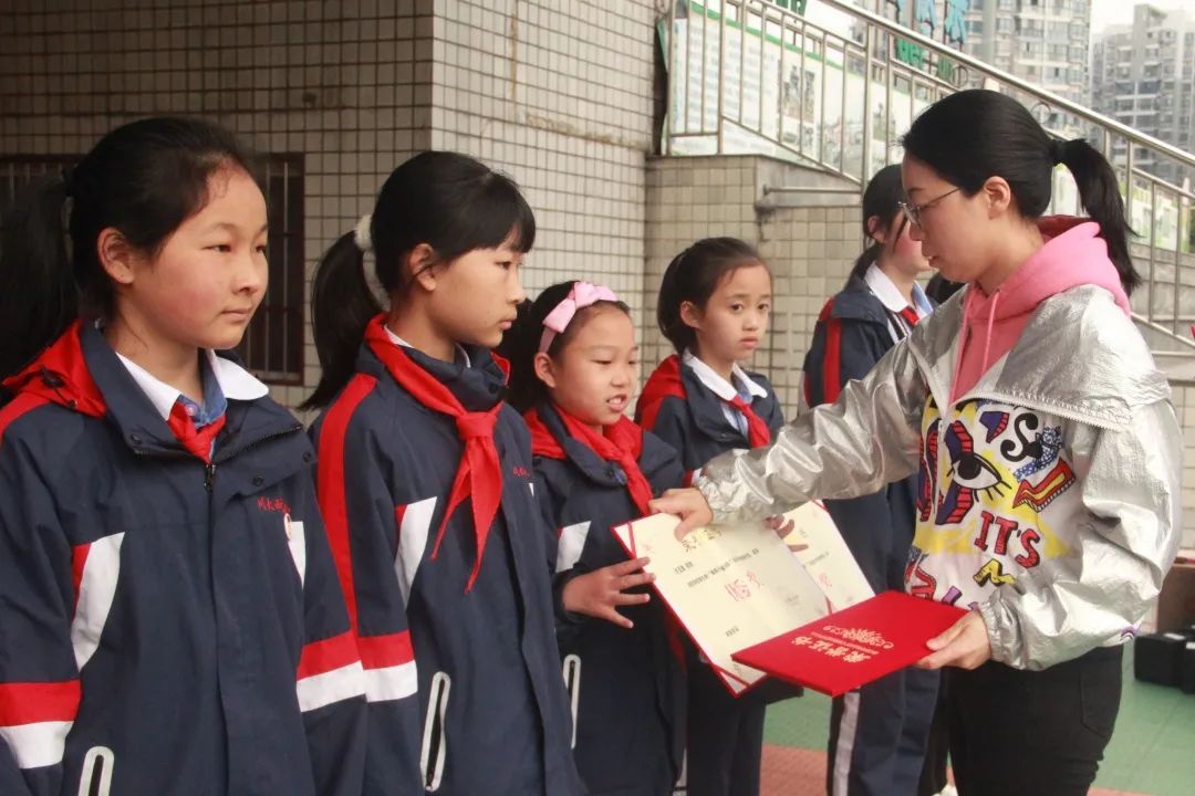 文明乘车 绿色出行｜记四川大学西航港实验小学第10周国旗下讲话