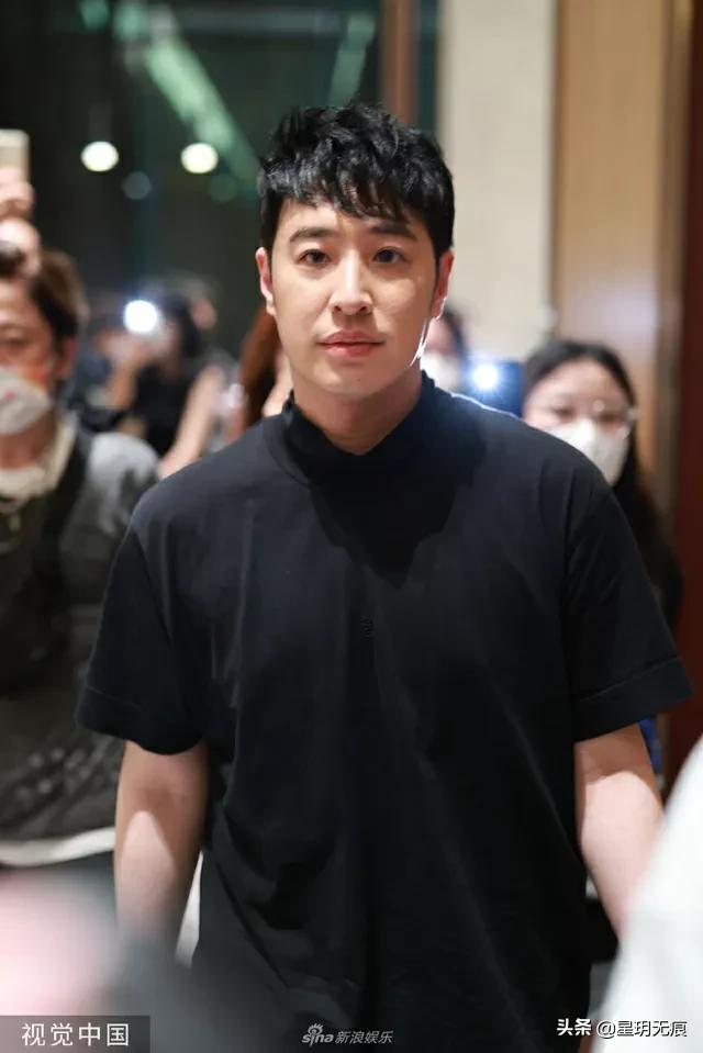 潘玮柏《披荆斩棘》下班路透 身穿黑色T恤状态佳