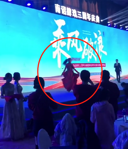 杨丽萍出现在会场站起来观赏！五个手指伸开，露出超长的指甲，穿着红裙子进入场内。