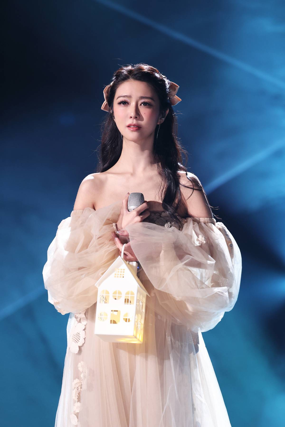 薛凯琪《浪姐3》出场造型让人惊艳,穿肉色网纱礼裙,梦幻又少女