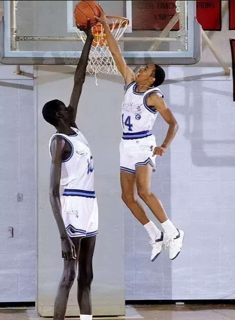 nba篮球框多少钱(NBA非人类身体结构，奥尼尔钛合金膝盖 字母跟腱超普通人2倍)