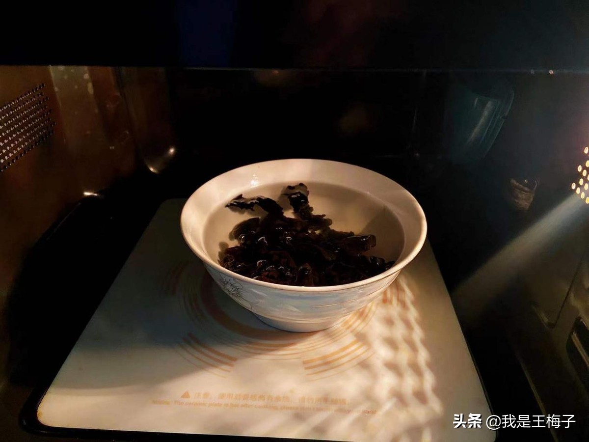 马上要过年，教你用2分钟快速泡发香菇、木耳等干货，实用还简单