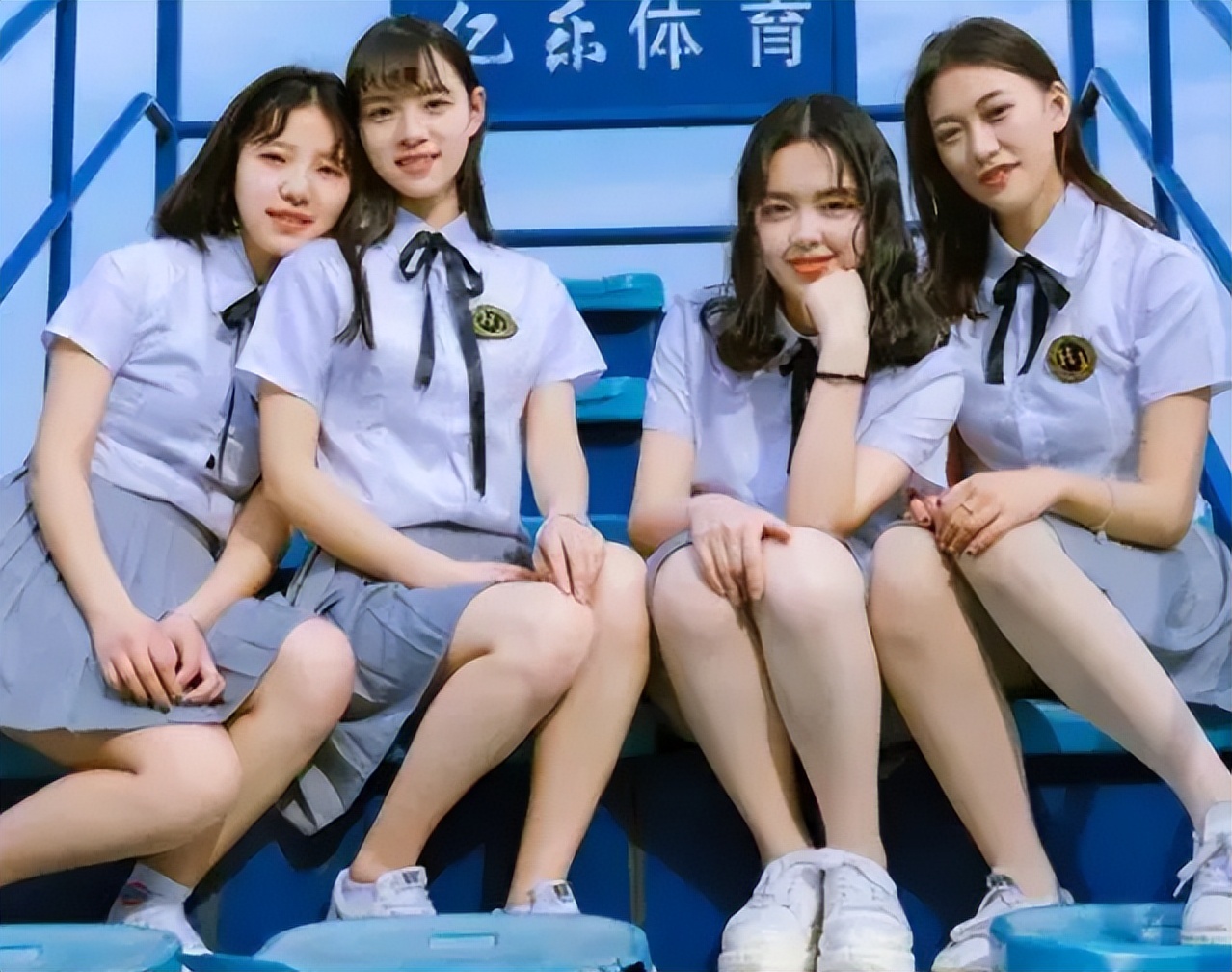 女生拍毕业照忘记化妆，合照中成“焦点”，网友：学校都国际化了