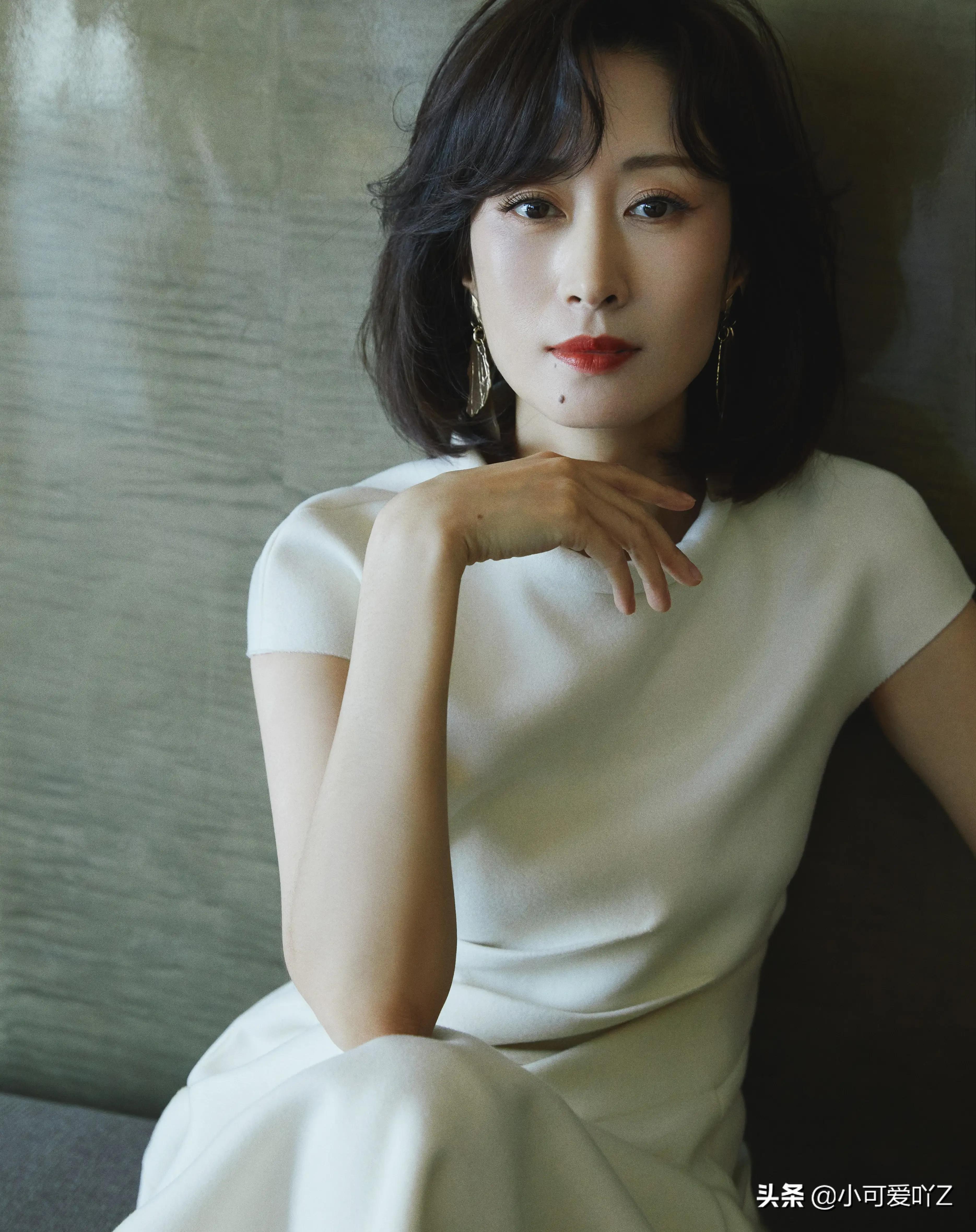 刘敏涛，裙装衬托出成熟女人的美