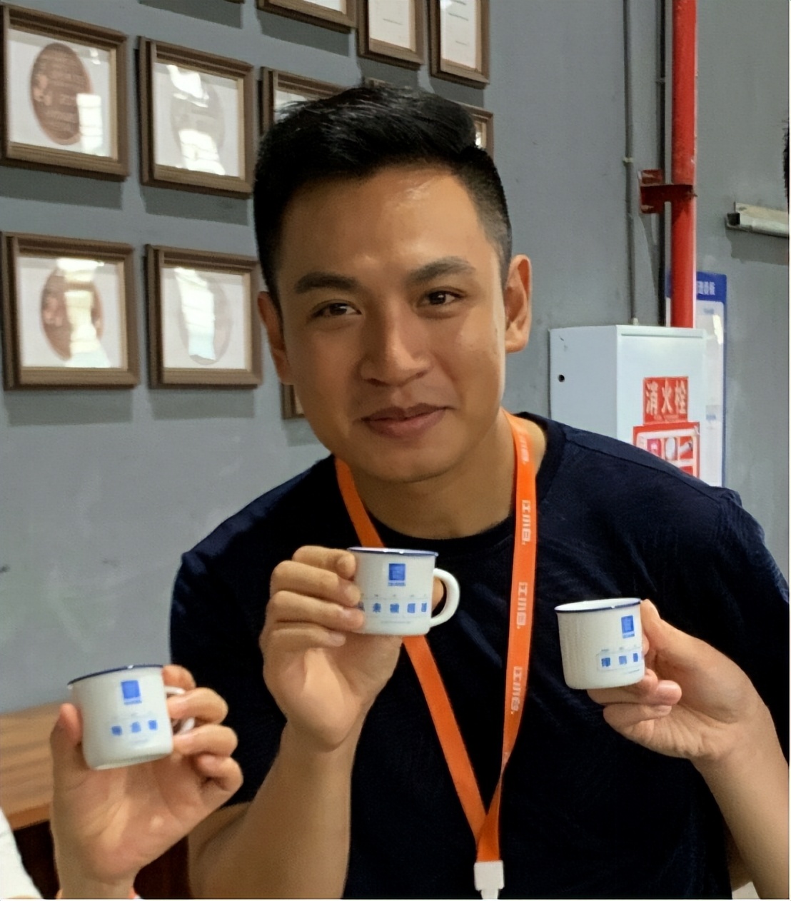 央视著名主播何岩柯:含泪拯救母亲,将爱扩散,今40岁未婚也幸福