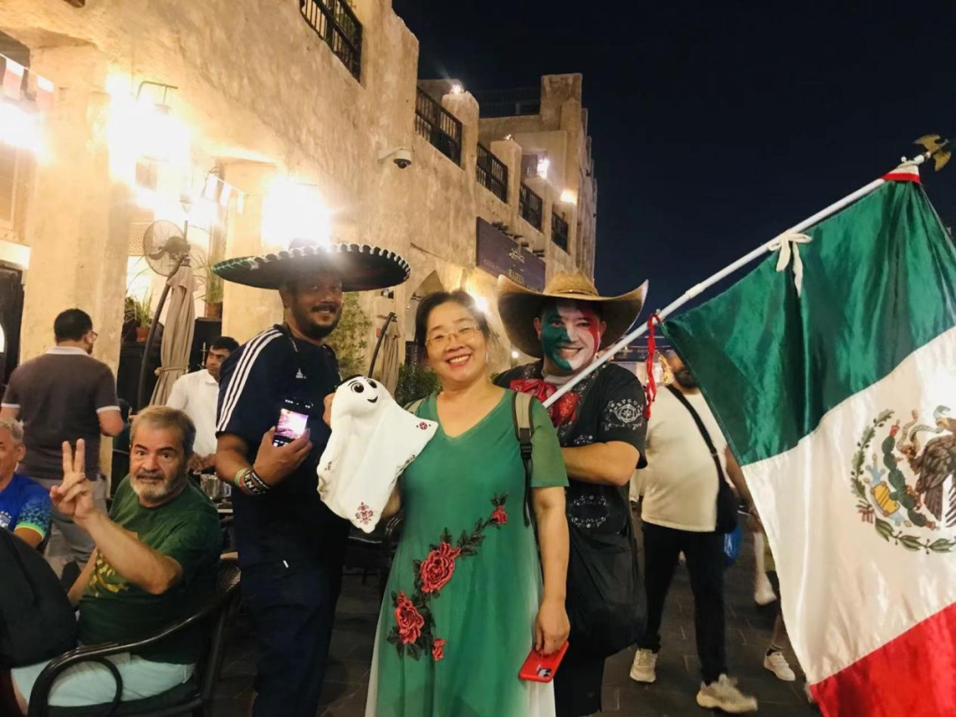 没有人知道他们的工资是多少（我在人均土豪的卡塔尔打工，底薪不到7000：这里还是看国籍给钱的）