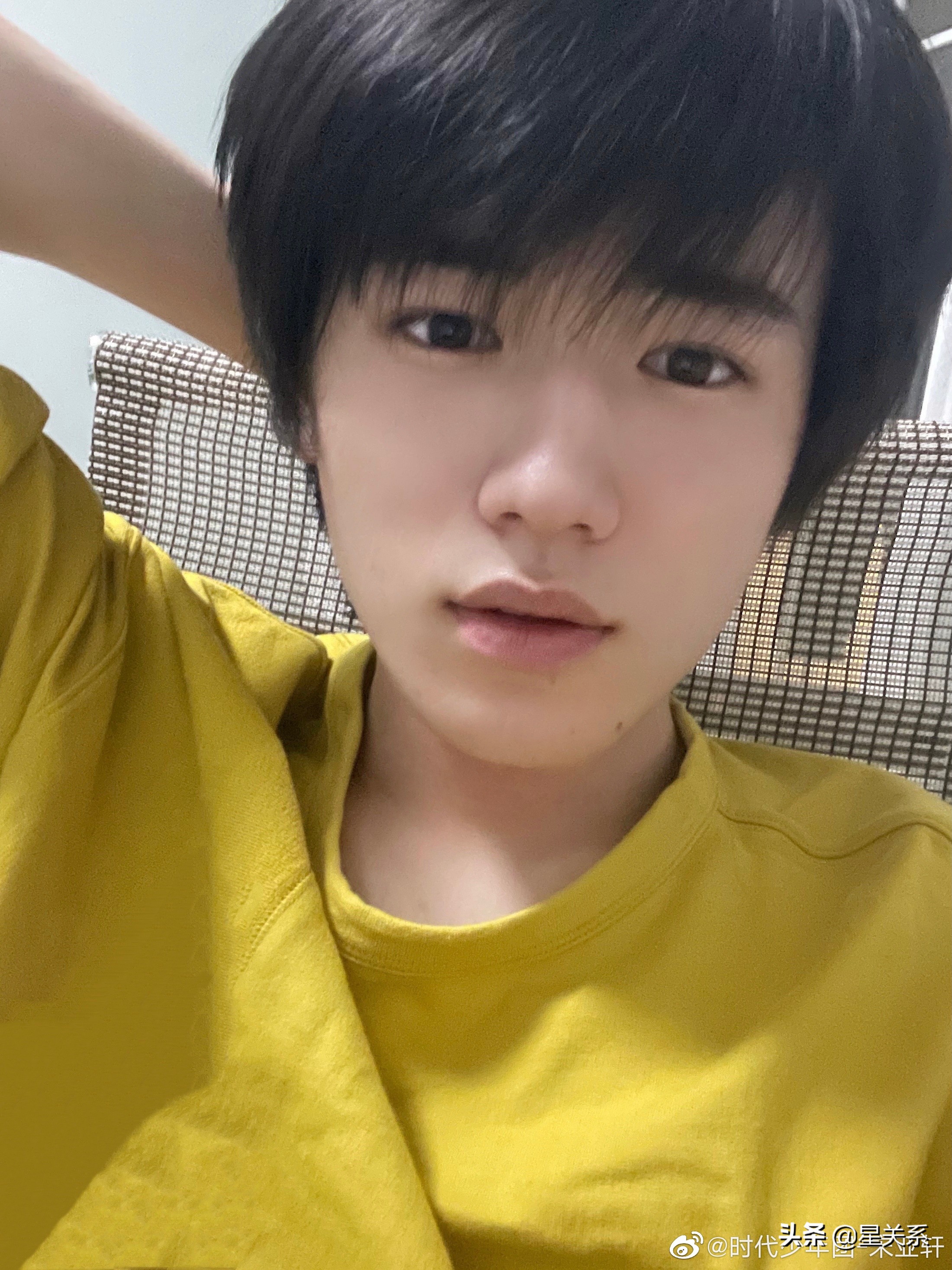 宋亚轩高考后首次“抛头露面”，然而一组照片却引发网友热议