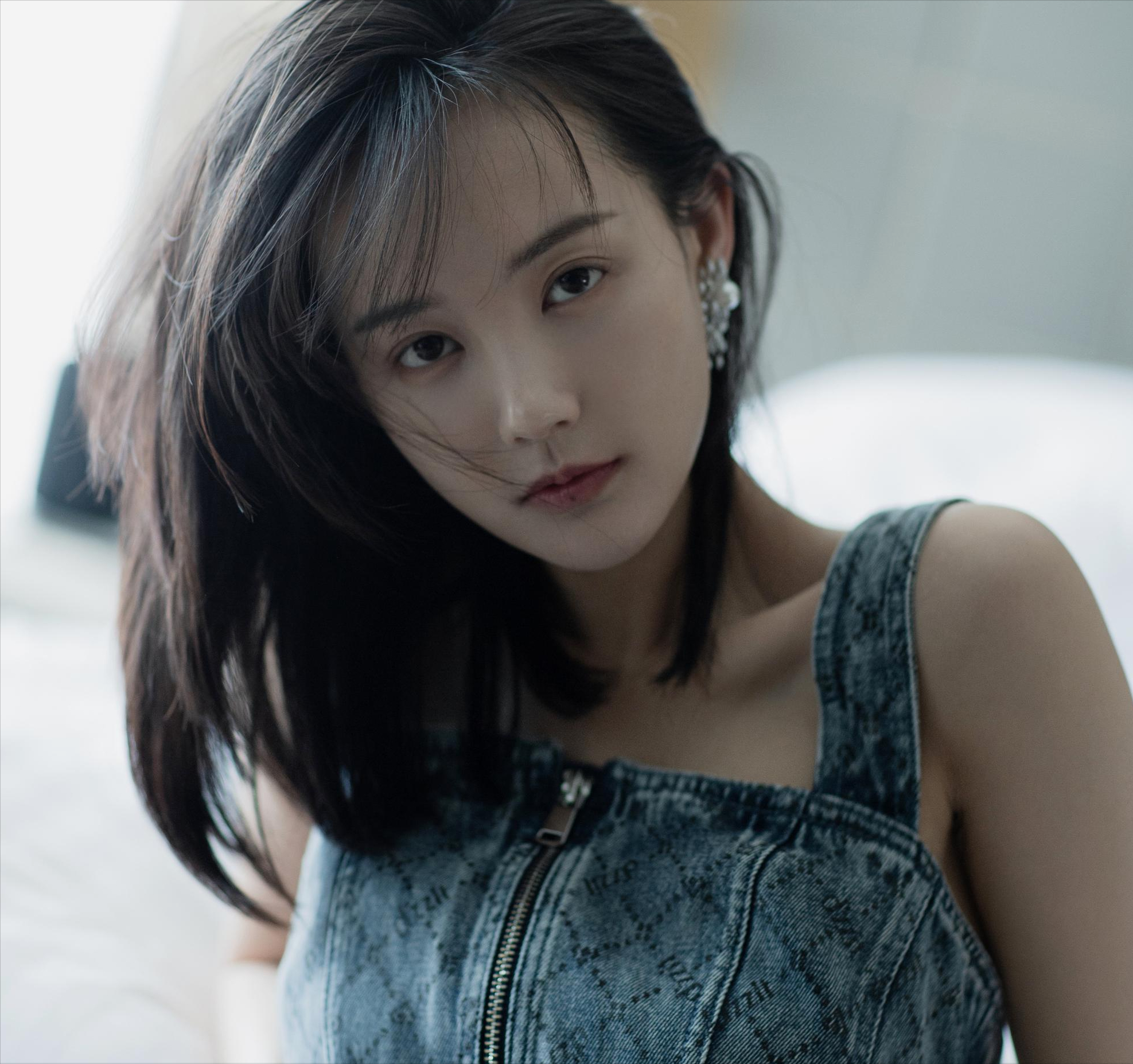 李一桐飞机上不雅行为被热议!其他明星也这样?网友怒批没素质!