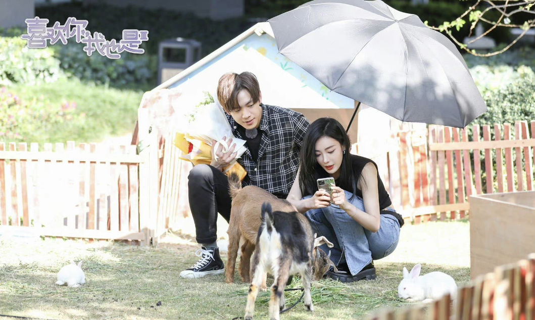 “名花有主CP”好甜蜜，一家三口出游画面温馨，冯雨的选择太明智