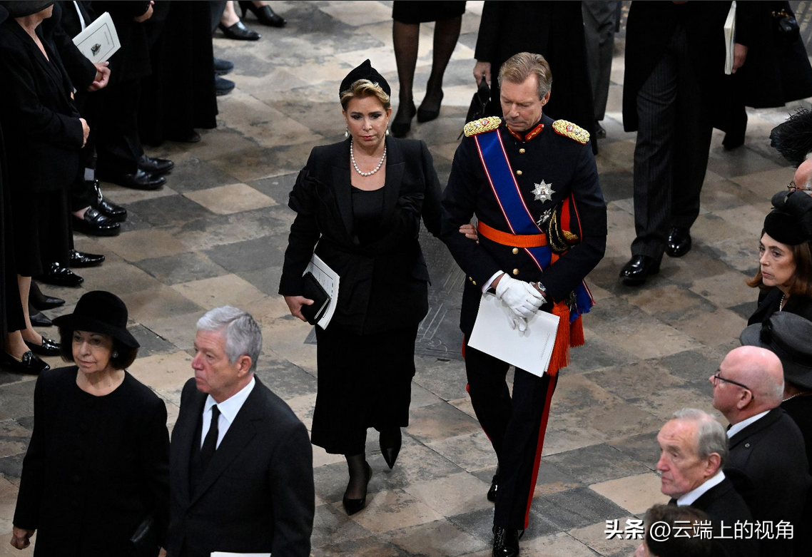 英国女王伊丽莎白二世（欧洲王室皆亲戚，他们和英女王都是什么关系，好心送葬却闹乌龙）