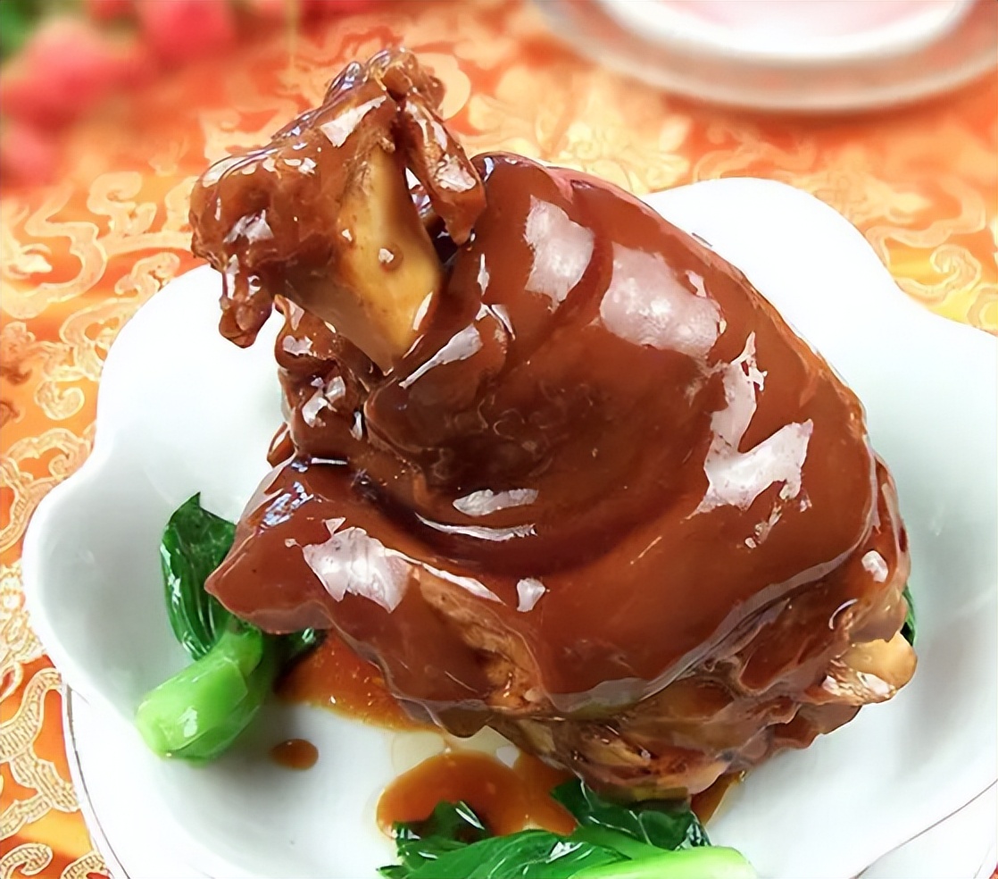 因为一旦做媒成功,就会获得十八个蹄髈的回礼,这要放到现在,就相当于