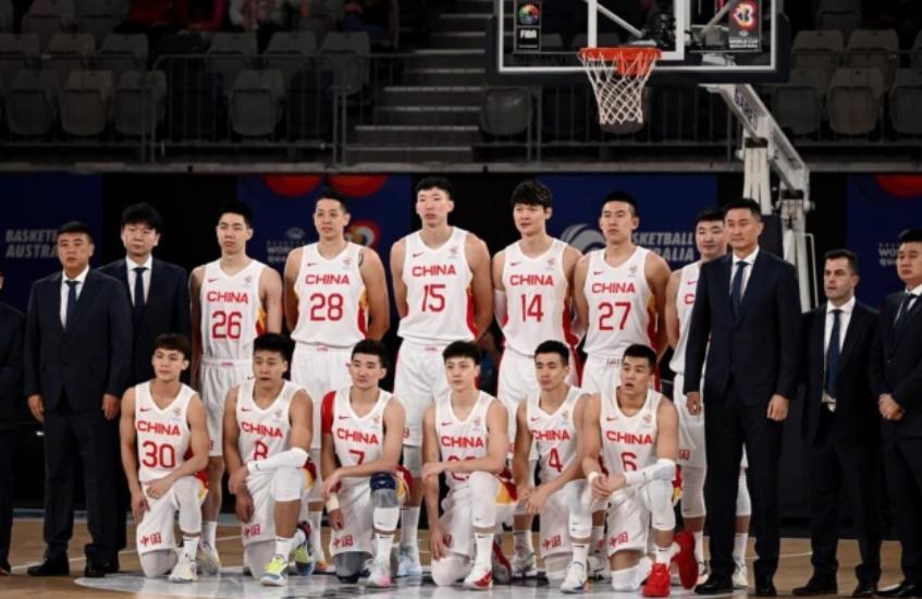 中国男篮登机照片曝光！只有8名球员，杜锋急招5名球员入队