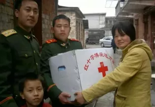 帅小伙和相差61岁的老太太拍婚纱照:这是好人得到的最美回报