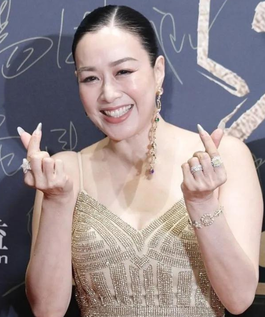 瘦到病态，动脸成瘾，切胃、剪肠齐上阵，内娱的畸形审美真可怕