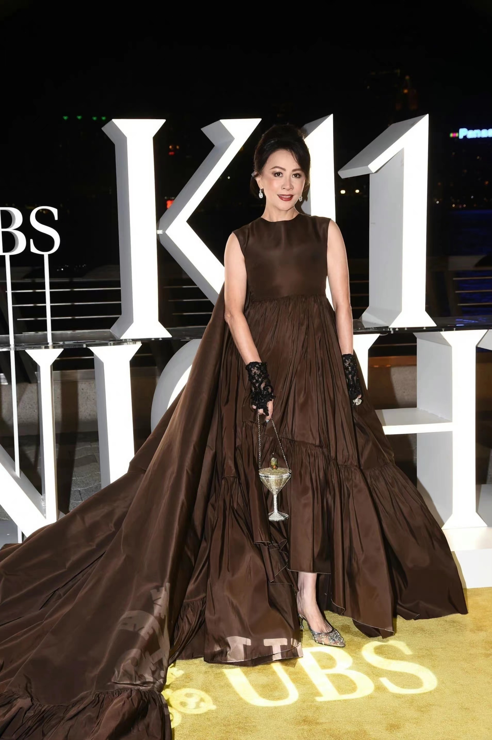 刘嘉玲出席活动,一袭巧克力棕拖尾长裙,美得优雅又大气