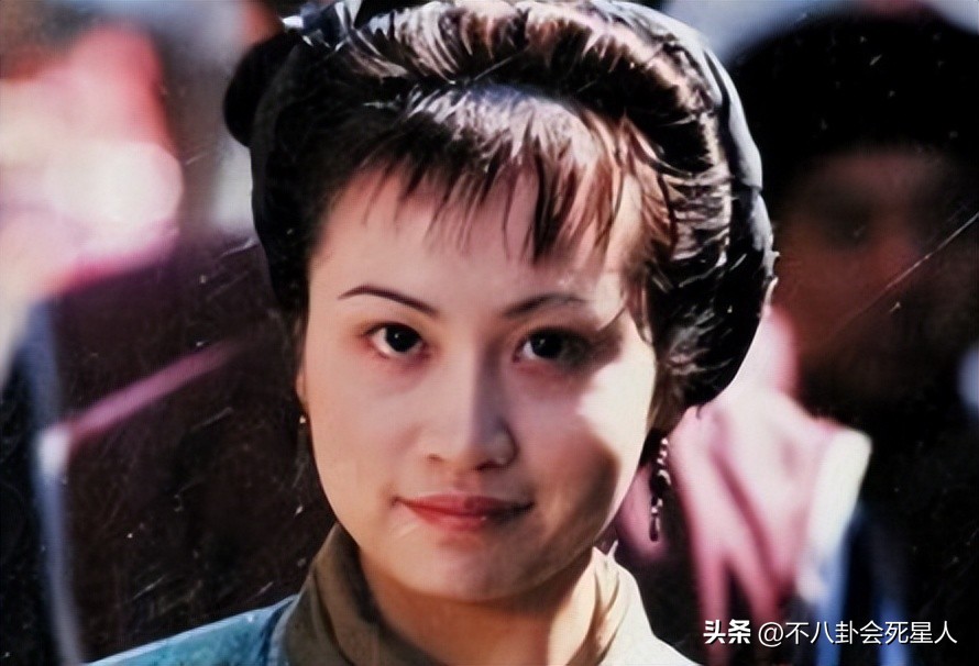 陈小春版《鹿鼎记》中曾柔的扮演者名叫陈安琪,曾参加过"香港小姐"