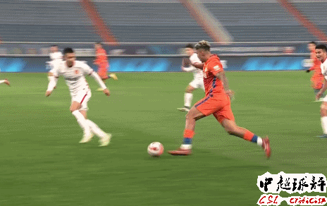 足球禁区线上的犯规是点球吗（争议！中超关键战裁判再成“主角”：禁区外1犯规误判点球）