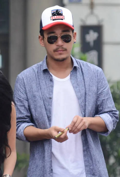 张国立儿子张默再引争议，飙脏话大骂媒体，否认自己精神状态差