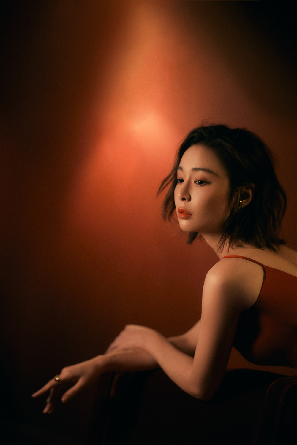 《狂飙》火了!李一桐,高叶,隆妮时尚大片性感妩媚,谁更撩人