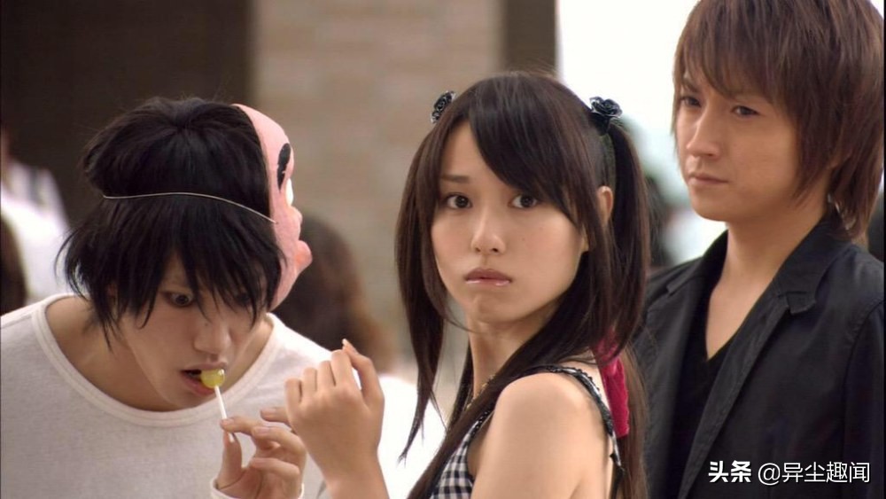 演出充满干劲,单纯热情的角色,例如《诈欺游戏》里天真单纯的神崎直