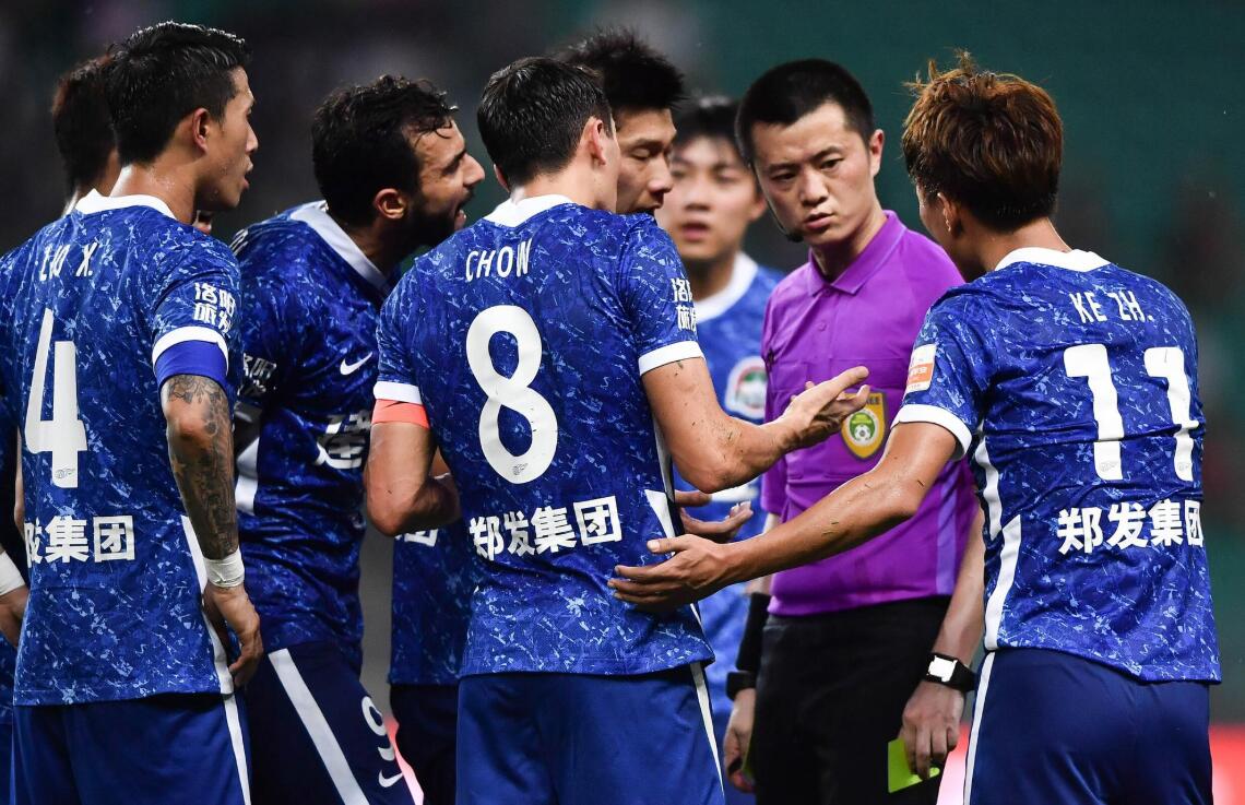 什么级别的足球裁判能吹中超（新赛季中超又要邀请洋哨执法，本土裁判又要下岗失业了吗？）