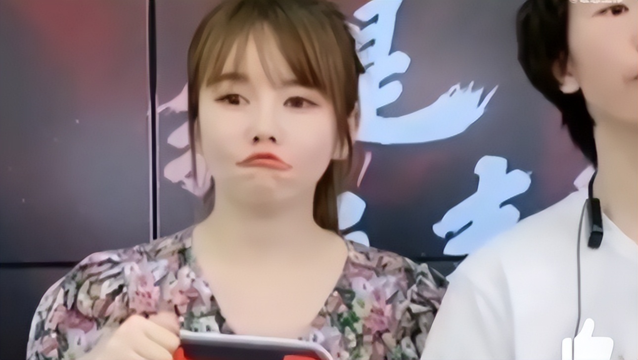 憋笑女助理要出道了？网友希望她不要抛弃庞麦郎，毕竟他只有她了