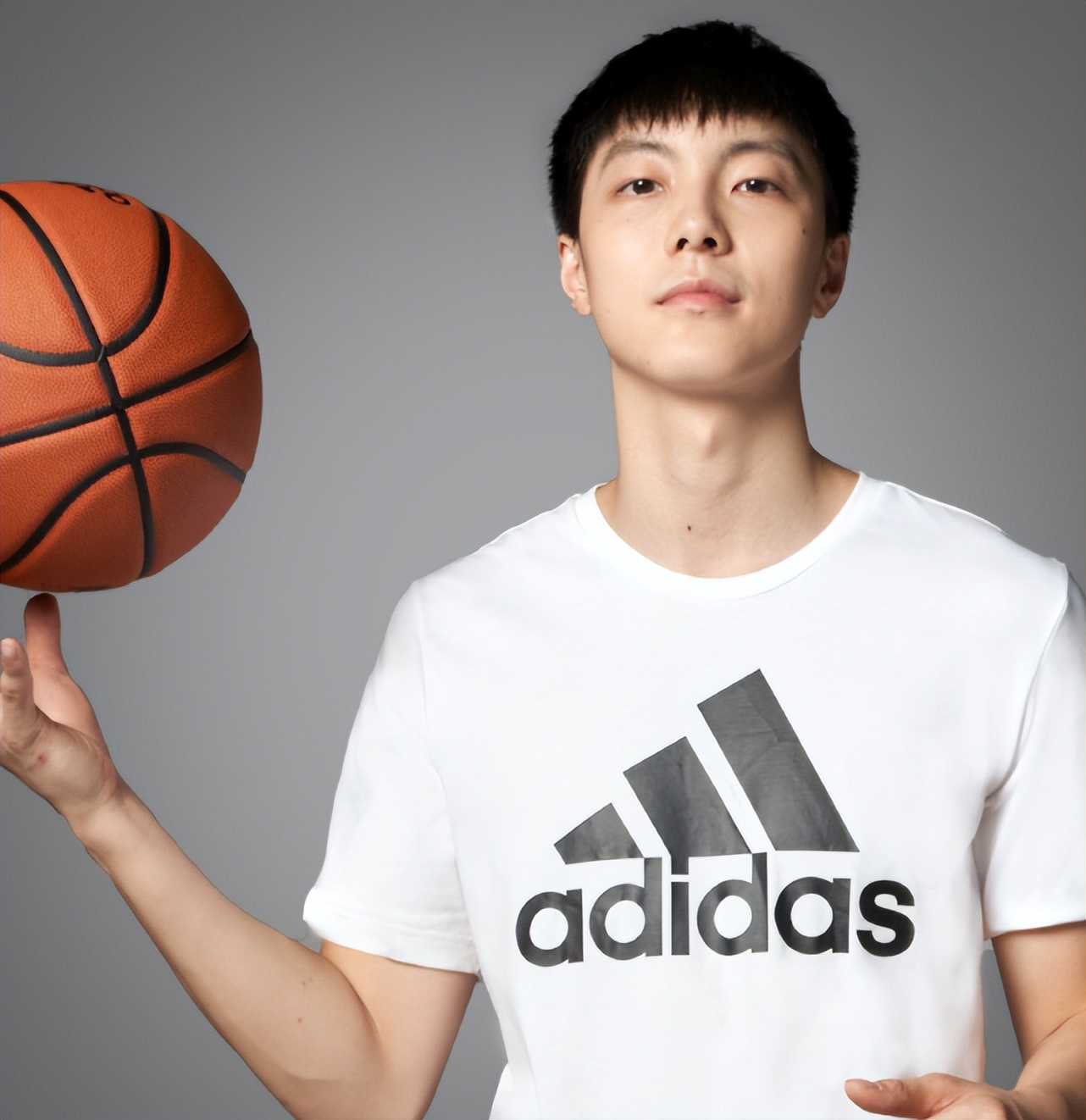 阿迪达斯代言人中国（胡明轩签约阿迪遭抵制，李添荣签约乔丹送祝福，球迷为何双标？）