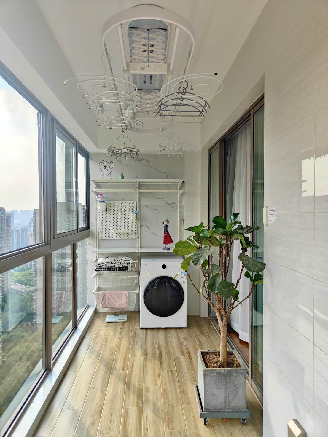 其次要迎合阳台装修时整体风格,不显突兀