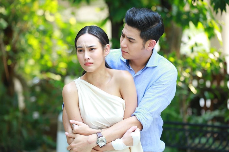 这部泰国电视剧很甜，女主人被男朋友背叛后遭遇坏人，男主人英雄救美抱着美女