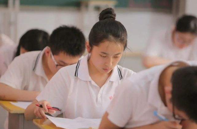 新高考“热门”的选科组合，优等生易拿高分，但中等生请慎选