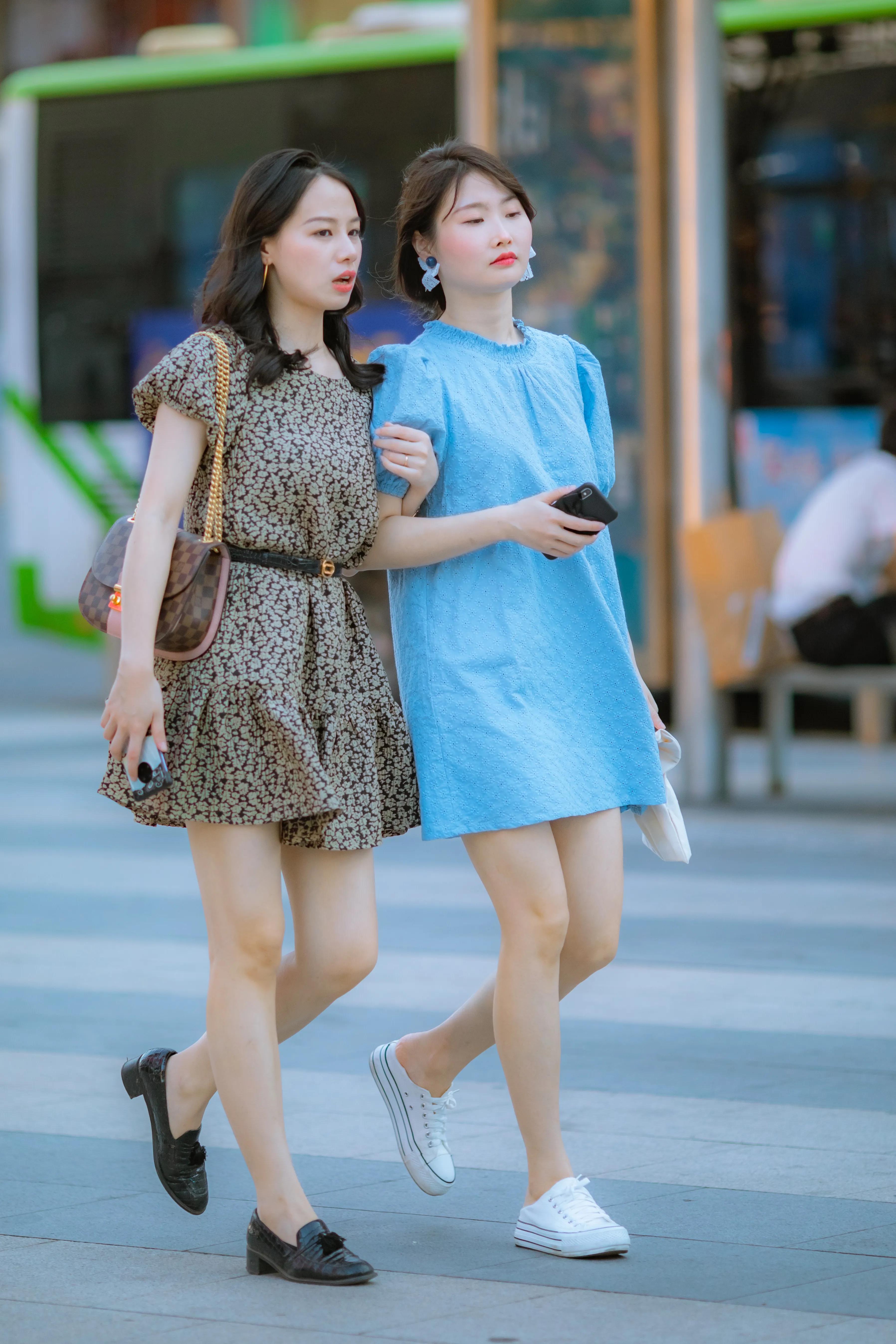 长沙街拍｜三对裙装出行的时尚姐姐