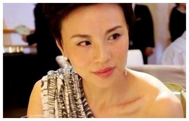 女模特顾春芳靠