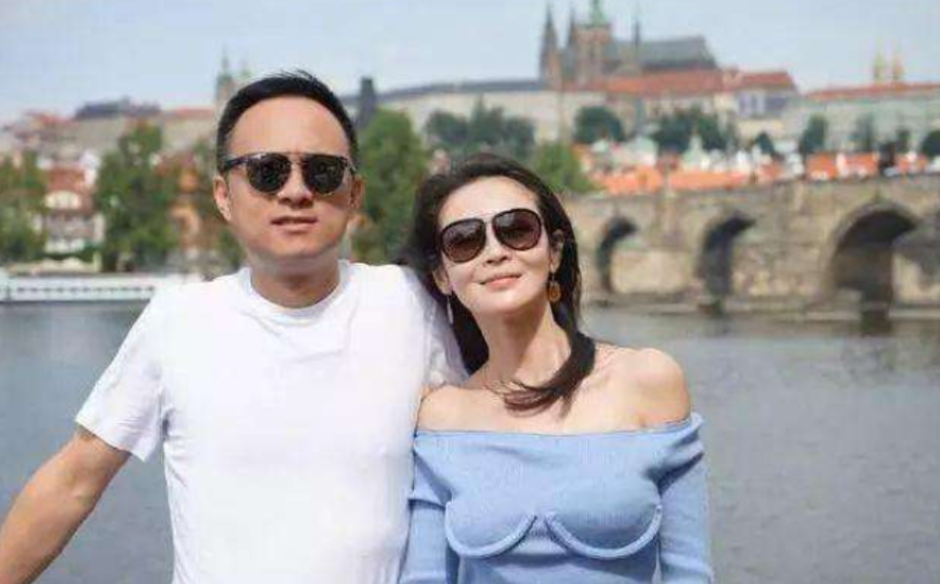 于明加:在最好的年纪嫁给"普通男人"胡俊,婚后生两女美满幸福