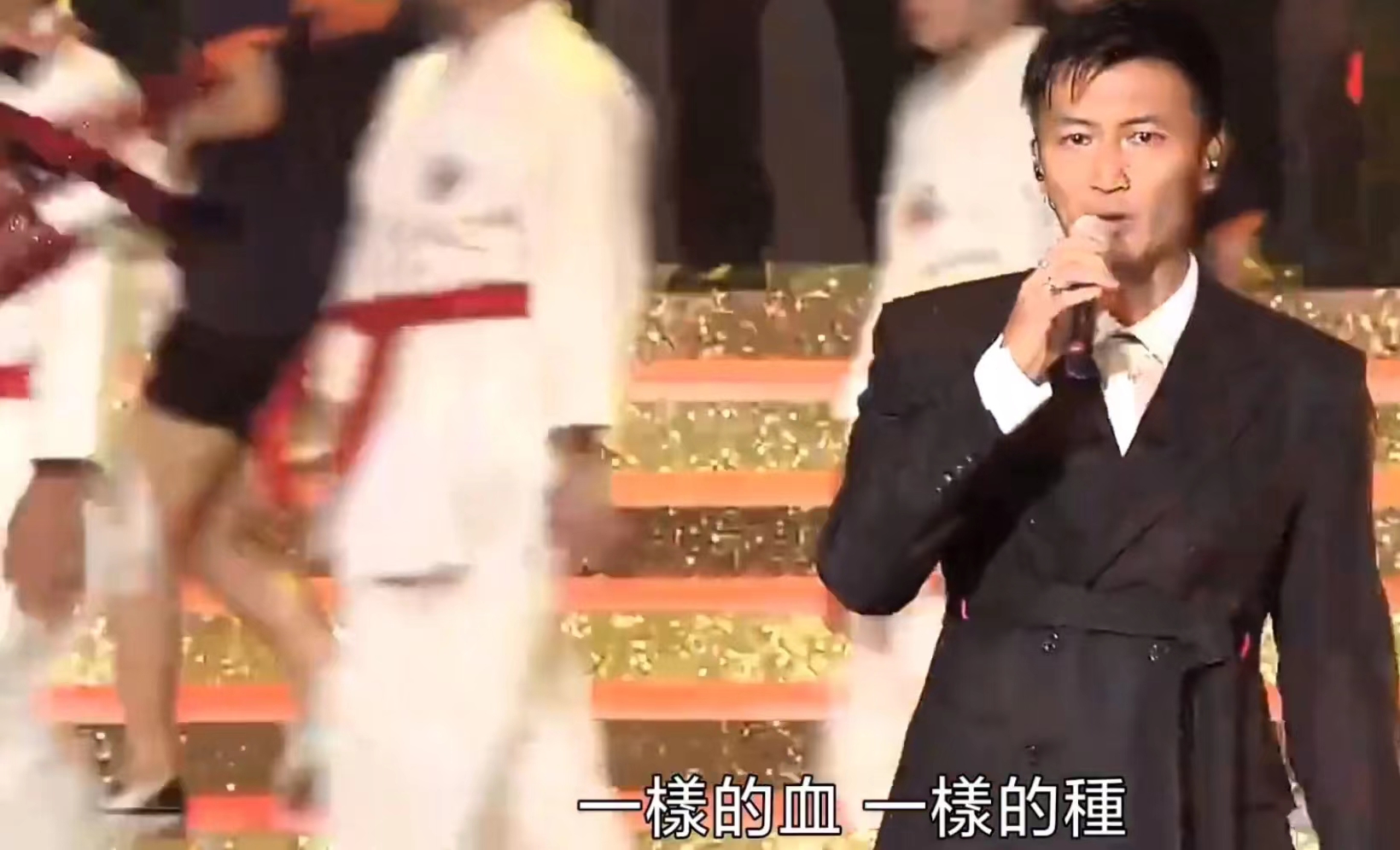 庆祝香港回归25周年文艺晚会，刘德华谢霆锋陈伟霆齐唱《中国人》