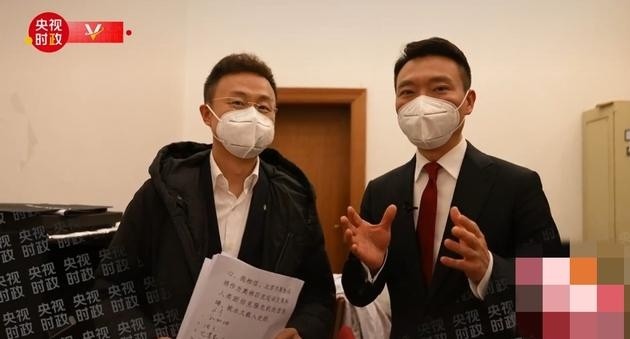 央视康辉播报环境曝光，手里拿着几沓稿件，与张艺谋合影笑容灿烂