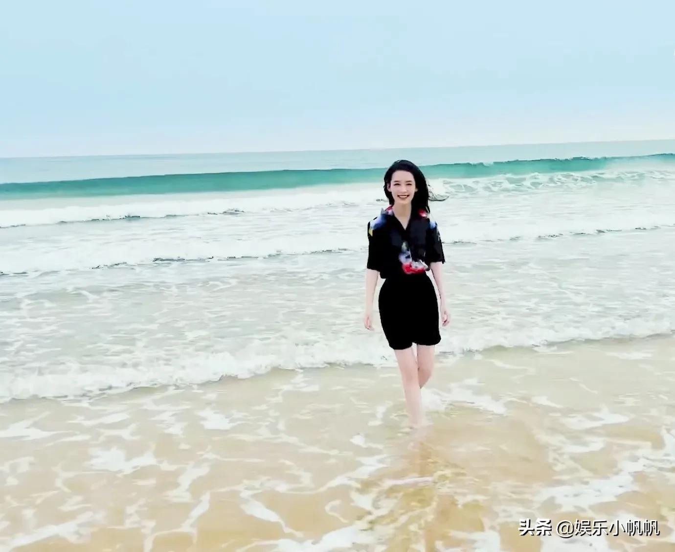 李沁宣传新剧玩出了新花样儿，海风海浪齐上阵，还光着脚丫子踩水